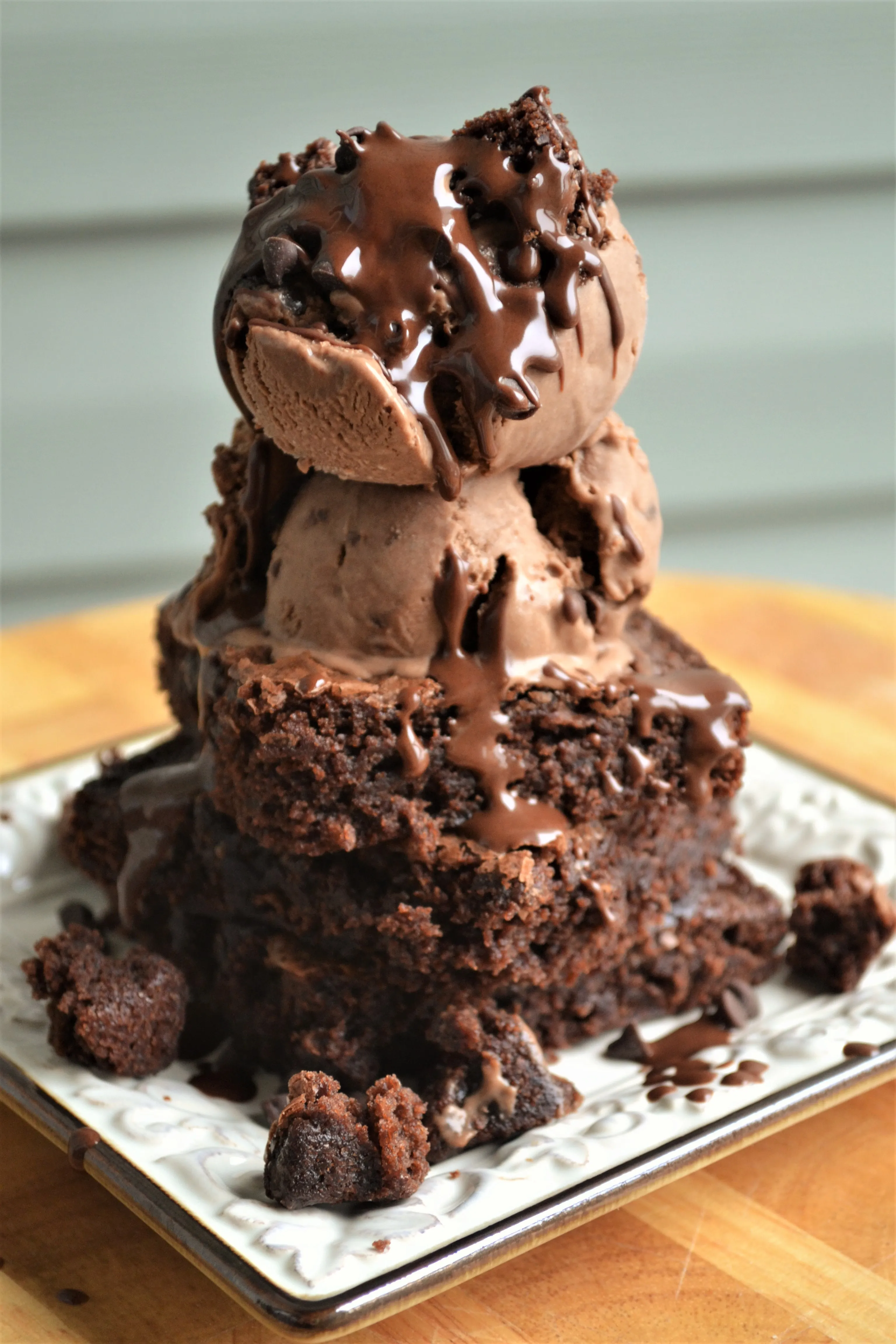 FUDGE BROWNIE WITH ICE CREAM